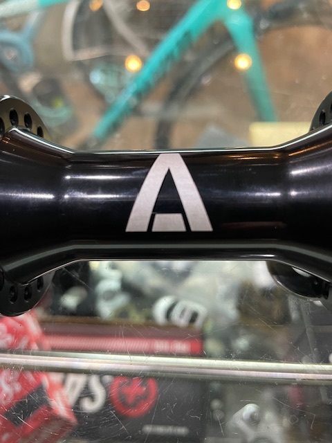 画像: ARES BIKES FHB FRONT HUB Ti-AXLE